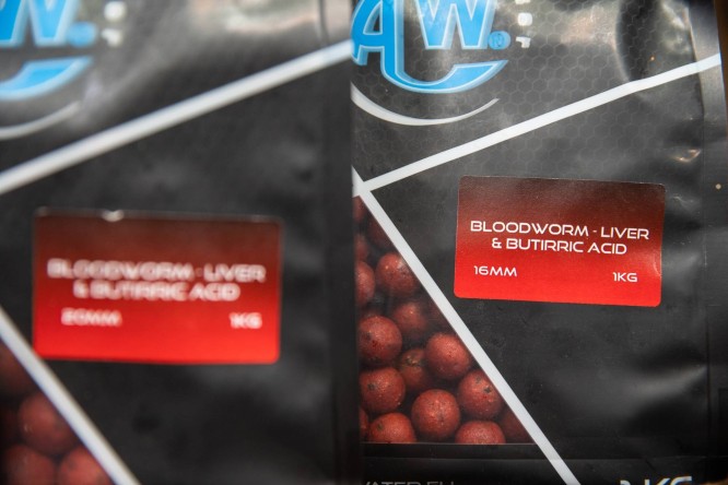 Any Water Top Boilies B.L.B - Bloodworm Liver e Acido Butirrico