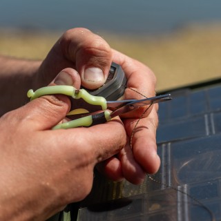 RidgeMonkey Nite Glo Strip n Snip Scissors 2