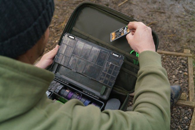 Solar Worldwide Tackle Station Large 